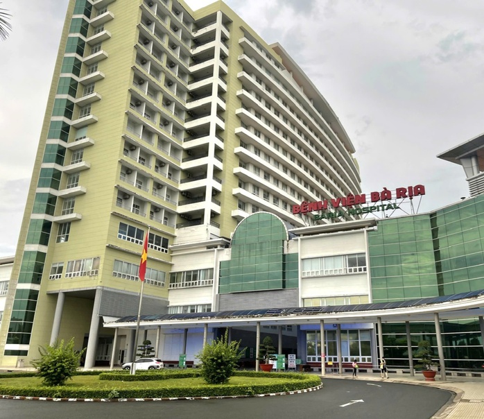Người đàn ông lên tầng 13 của bệnh viện nhảy lầu- Ảnh 1. Người đàn ông lên tầng 13 của bệnh viện nhảy lầu- Ảnh 1.