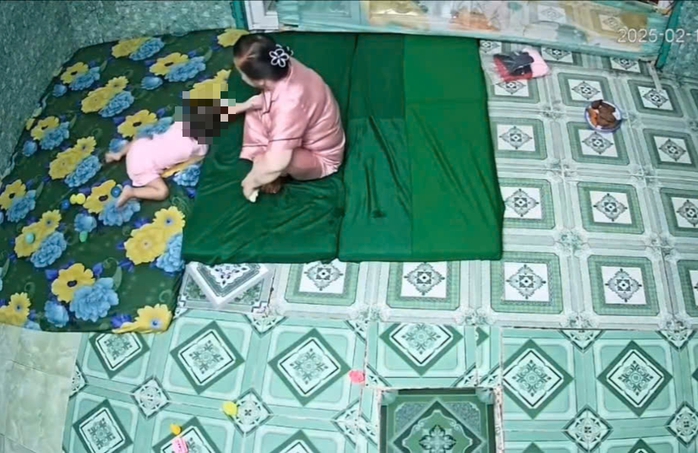 Bắt khẩn cấp một bảo mẫu bạo hành trẻ em- Ảnh 1. Bắt khẩn cấp một bảo mẫu bạo hành trẻ em- Ảnh 1.
