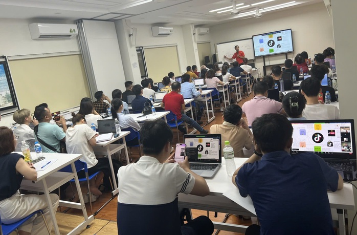 Đừng vội bỏ việc để theo đuổi kênh mạng xã hội- Ảnh 1. Đừng vội bỏ việc để theo đuổi kênh mạng xã hội- Ảnh 1.