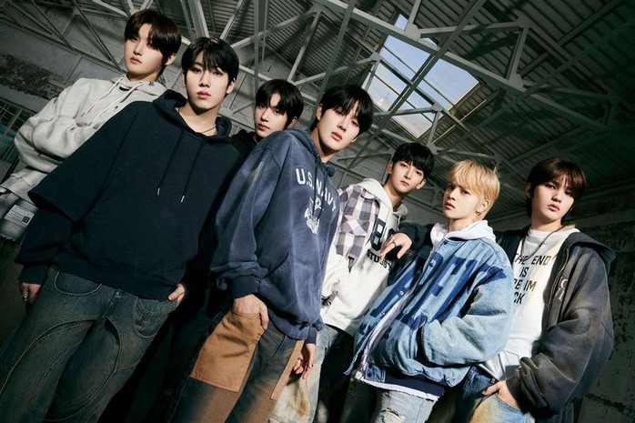 Album thứ 2 của nhóm nhạc Hàn có thành viên gốc Việt ARrc
- Ảnh 1. Album thứ 2 của nhóm nhạc Hàn có thành viên gốc Việt ARrc
- Ảnh 1.