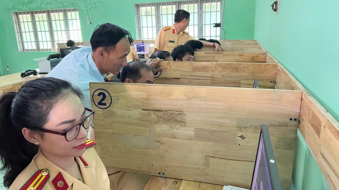 Công an Bình Dương lập 3 tổ công tác, sẵn sàng tiếp nhận sát hạch và cấp giấy phép lái xe- Ảnh 2. Công an Bình Dương lập 3 tổ công tác, sẵn sàng tiếp nhận sát hạch và cấp giấy phép lái xe- Ảnh 2.
