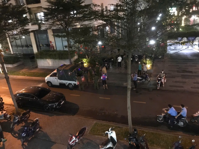 Thanh niên không mặc quần áo nghi rơi từ chung cư ở TP HCM- Ảnh 1. Thanh niên không mặc quần áo nghi rơi từ chung cư ở TP HCM- Ảnh 1.