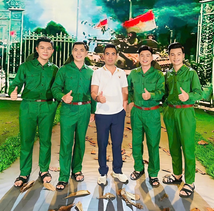 Nhà báo - nhạc sĩ Chẩm Hồng Giang: "Thành phố có những mùa hoa tuyệt đẹp"- Ảnh 1. Nhà báo - nhạc sĩ Chẩm Hồng Giang: "Thành phố có những mùa hoa tuyệt đẹp"- Ảnh 1.