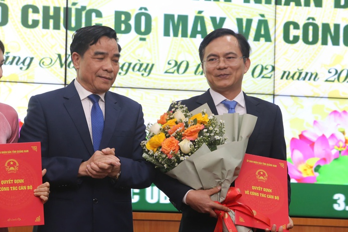 Bí thư Quảng Nam tri ân cán bộ tự nguyện xin nghỉ hưu sớm- Ảnh 4. Bí thư Quảng Nam tri ân cán bộ tự nguyện xin nghỉ hưu sớm- Ảnh 4.