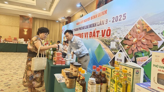 Gian hàng giới thiệu đặc sản Bình Định tại sự kiện họp mặt Gian hàng giới thiệu đặc sản Bình Định tại sự kiện họp mặt
