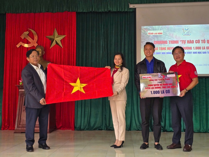 Ông Tô Đình Tuân (bìa trái), Tổng Biên tập Báo Người Lao Động và ông Lê Cao Cường (bìa phải), Phó Tổng Biên tập, trao cờ Tổ quốc và bảng tượng trưng 1.000 lá cờ đến lãnh đạo huyện Lạc Dương (Lâm Đồng)Ảnh: TRƯỜNG NGUYÊN Ông Tô Đình Tuân (bìa trái), Tổng Biên tập Báo Người Lao Động và ông Lê Cao Cường (bìa phải), Phó Tổng Biên tập, trao cờ Tổ quốc và bảng tượng trưng 1.000 lá cờ đến lãnh đạo huyện Lạc Dương (Lâm Đồng)Ảnh: TRƯỜNG NGUYÊN