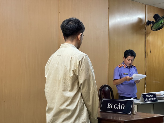 Bị cáo Nguyễn Kim Vinh lắng nghe VKS đọc cáo trạng tại tòa Bị cáo Nguyễn Kim Vinh lắng nghe VKS đọc cáo trạng tại tòa