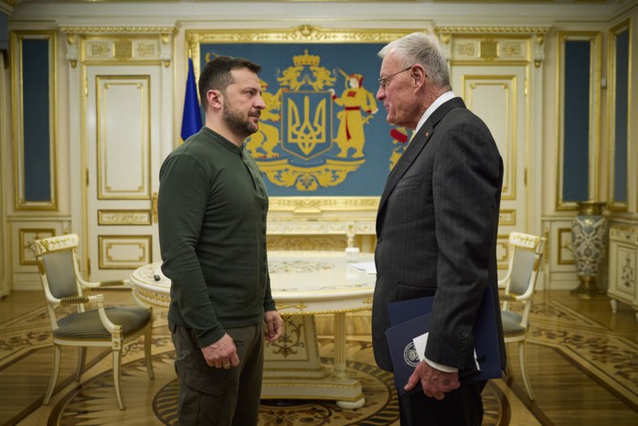 Tổng thống Ukraine Volodymyr Zelensky tiếp đặc phái viên Mỹ Keith Kellogg tại thủ đô Kiev ngày 20-2 Ảnh: PRESIDENT.GOV.UA Tổng thống Ukraine Volodymyr Zelensky tiếp đặc phái viên Mỹ Keith Kellogg tại thủ đô Kiev ngày 20-2 Ảnh: PRESIDENT.GOV.UA