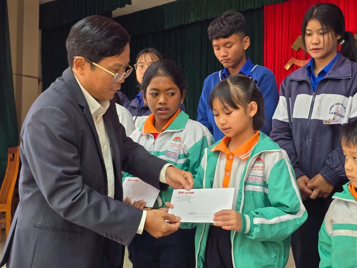 Chương trình "Tự hào cờ Tổ quốc" đến huyện Lạc Dương- Ảnh 2. Chương trình "Tự hào cờ Tổ quốc" đến huyện Lạc Dương- Ảnh 2.