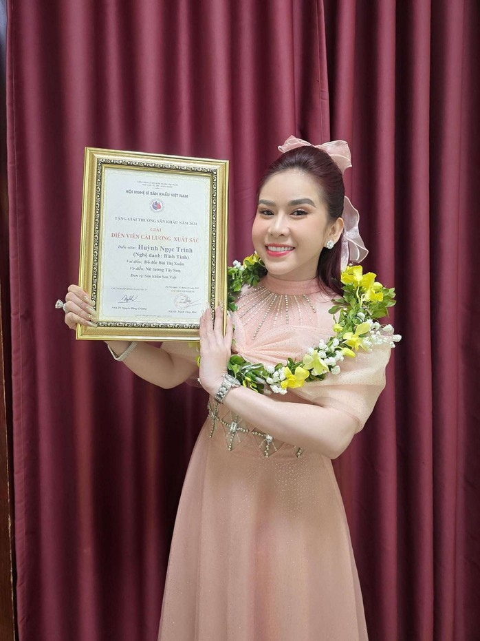 NSƯT Thành Lộc, Lê Khánh, Bình Tinh đoạt giải thưởng của Hội Nghệ sĩ Sân khấu Việt Nam- Ảnh 3. NSƯT Thành Lộc, Lê Khánh, Bình Tinh đoạt giải thưởng của Hội Nghệ sĩ Sân khấu Việt Nam- Ảnh 3.