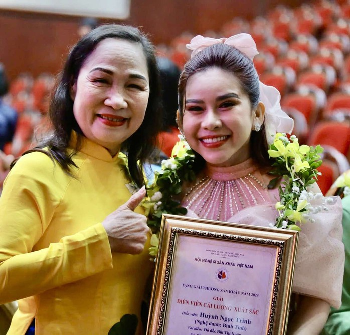 NSƯT Thành Lộc, Lê Khánh, Bình Tinh đoạt giải thưởng của Hội Nghệ sĩ Sân khấu Việt Nam- Ảnh 6. NSƯT Thành Lộc, Lê Khánh, Bình Tinh đoạt giải thưởng của Hội Nghệ sĩ Sân khấu Việt Nam- Ảnh 6.