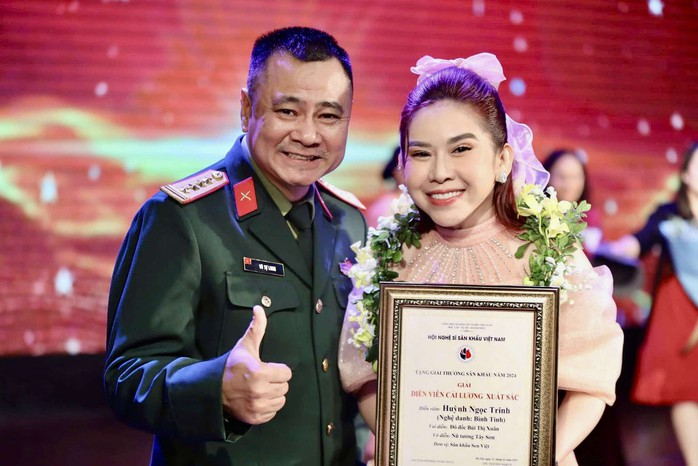 NSƯT Thành Lộc, Lê Khánh, Bình Tinh đoạt giải thưởng của Hội Nghệ sĩ Sân khấu Việt Nam- Ảnh 5. NSƯT Thành Lộc, Lê Khánh, Bình Tinh đoạt giải thưởng của Hội Nghệ sĩ Sân khấu Việt Nam- Ảnh 5.