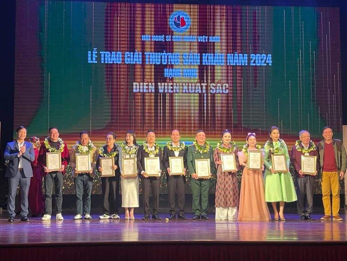 NSƯT Thành Lộc, Lê Khánh, Bình Tinh đoạt giải thưởng của Hội Nghệ sĩ Sân khấu Việt Nam- Ảnh 2. NSƯT Thành Lộc, Lê Khánh, Bình Tinh đoạt giải thưởng của Hội Nghệ sĩ Sân khấu Việt Nam- Ảnh 2.