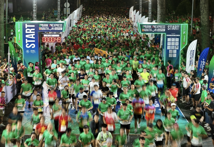 12.000 VĐV tranh tài giải chạy đêm VPBank VnExpress Marathon HCMC 2025- Ảnh 1. 12.000 VĐV tranh tài giải chạy đêm VPBank VnExpress Marathon HCMC 2025- Ảnh 1.
