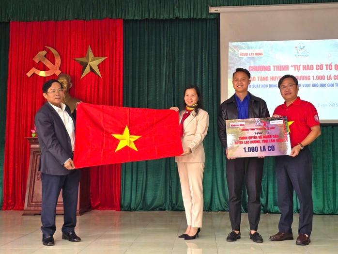 Chương trình "Tự hào cờ Tổ quốc" đến huyện Lạc Dương- Ảnh 1. Chương trình "Tự hào cờ Tổ quốc" đến huyện Lạc Dương- Ảnh 1.