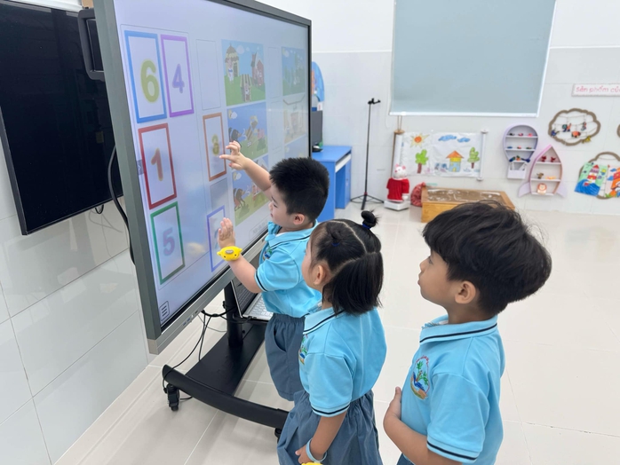 TP HCM: Độc đáo trẻ mầm non quét mã QR vừa học vừa chơi- Ảnh 1. TP HCM: Độc đáo trẻ mầm non quét mã QR vừa học vừa chơi- Ảnh 1.