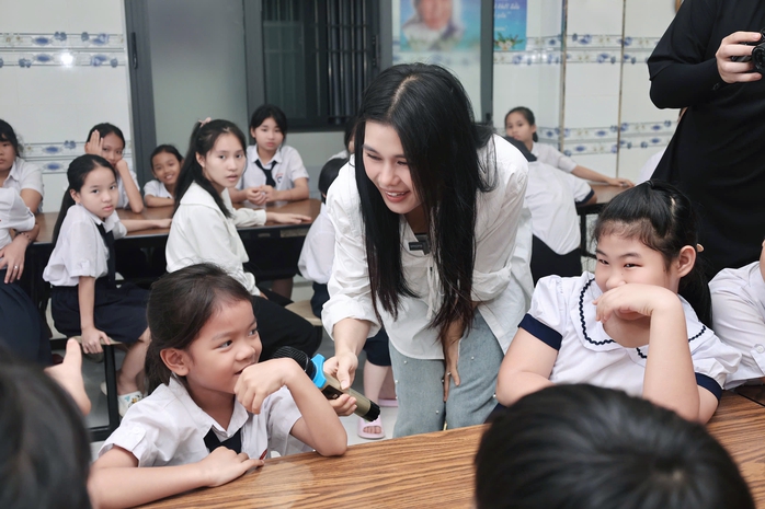 Phúc Anh rơi nước mắt với các em nhỏ tại mái ấm ở Bình Dương
- Ảnh 1. Phúc Anh rơi nước mắt với các em nhỏ tại mái ấm ở Bình Dương
- Ảnh 1.