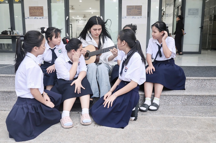 Phúc Anh rơi nước mắt với các em nhỏ tại mái ấm ở Bình Dương
- Ảnh 2. Phúc Anh rơi nước mắt với các em nhỏ tại mái ấm ở Bình Dương
- Ảnh 2.