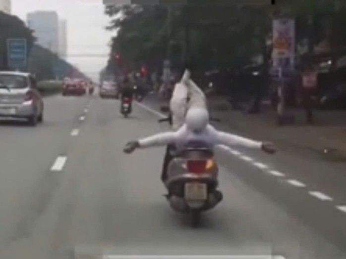 VIDEO: Người đàn ông buông tay “làm xiếc” với xe máy đang chạy trên phố- Ảnh 1. VIDEO: Người đàn ông buông tay “làm xiếc” với xe máy đang chạy trên phố- Ảnh 1.