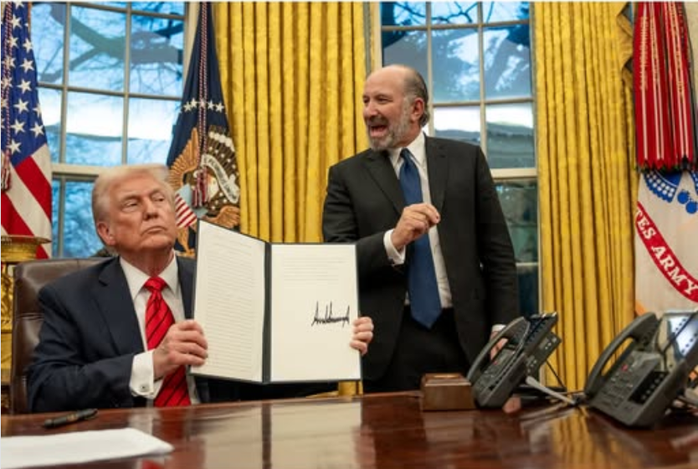 Tổng thống Trump ký sắc lệnh áp thuế 25% lên sản phẩm nhôm và thép nhập khẩu vào Mỹ hôm 10-2-2025. Ảnh: White House Tổng thống Trump ký sắc lệnh áp thuế 25% lên sản phẩm nhôm và thép nhập khẩu vào Mỹ hôm 10-2-2025. Ảnh: White House