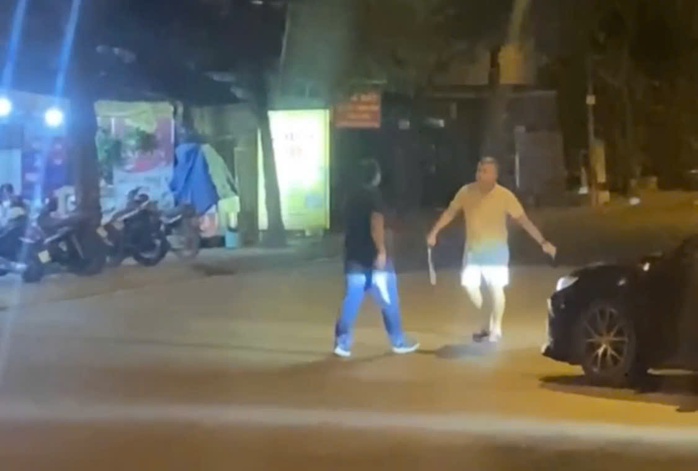 Clip hai tài xế ô tô cầm dao, kiếm đứng giữa đường dọa chém ở TP Thủ Đức- Ảnh 1. Clip hai tài xế ô tô cầm dao, kiếm đứng giữa đường dọa chém ở TP Thủ Đức- Ảnh 1.