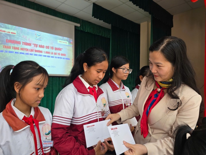 Chương trình "Tự hào cờ Tổ quốc" đến huyện Lạc Dương- Ảnh 3. Chương trình "Tự hào cờ Tổ quốc" đến huyện Lạc Dương- Ảnh 3.