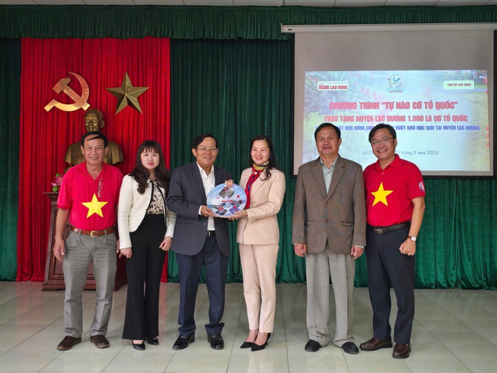 Chương trình "Tự hào cờ Tổ quốc" đến huyện Lạc Dương- Ảnh 6. Chương trình "Tự hào cờ Tổ quốc" đến huyện Lạc Dương- Ảnh 6.