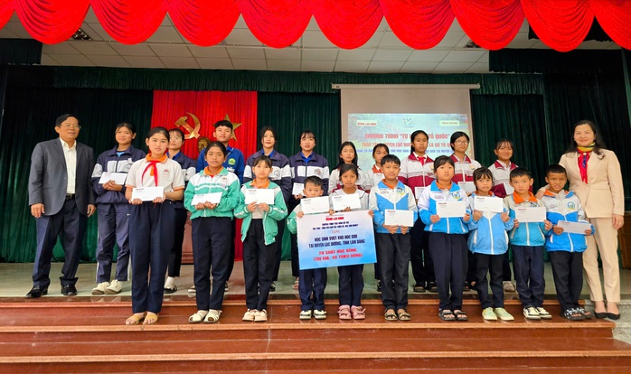 Chương trình "Tự hào cờ Tổ quốc" đến huyện Lạc Dương- Ảnh 4. Chương trình "Tự hào cờ Tổ quốc" đến huyện Lạc Dương- Ảnh 4.
