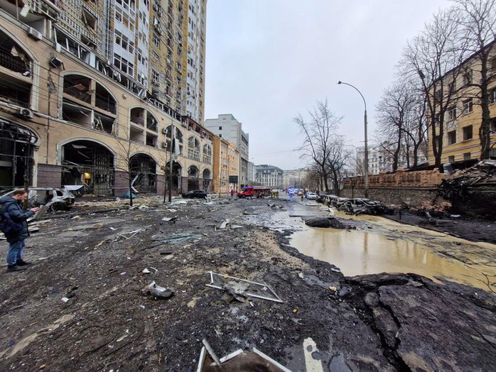 Ảnh chụp h&ocirc;m 20-12-2024 cho thấy thiệt hại tại thủ đ&ocirc; Kiev - Ukraine do một cuộc tấn c&ocirc;ng t&ecirc;n lửa v&agrave; m&aacute;y bay kh&ocirc;ng người l&aacute;i của Nga g&acirc;y ra. Ảnh: T&Acirc;N HOA X&Atilde;