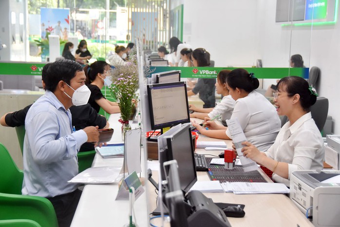 Phục vụ khách hàng tại một ngân hàng ở TP HCM. Ảnh: TẤN THẠNH Phục vụ khách hàng tại một ngân hàng ở TP HCM. Ảnh: TẤN THẠNH