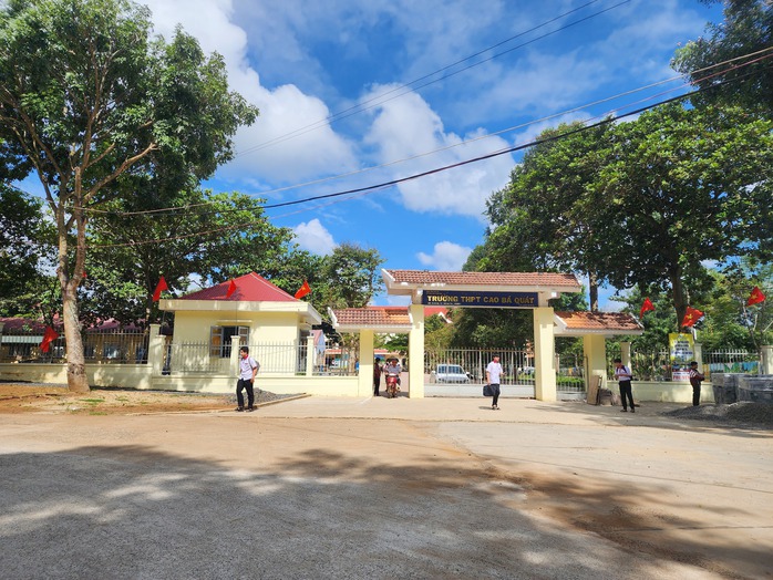 Bị xếp loại không hoàn thành nhiệm vụ sau khi "tố" hiệu trưởng - Ảnh 1. Bị xếp loại không hoàn thành nhiệm vụ sau khi "tố" hiệu trưởng - Ảnh 1.