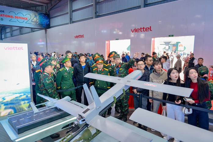 Khách tham quan gian hàng của Viettel tại Triển lãm Quốc phòng Quốc tế Việt Nam 2024. Ảnh: THẾ HOÀNG Khách tham quan gian hàng của Viettel tại Triển lãm Quốc phòng Quốc tế Việt Nam 2024. Ảnh: THẾ HOÀNG