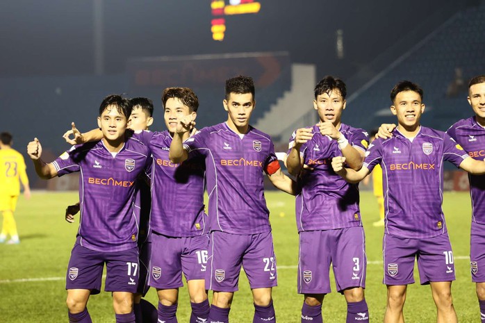 Nguyễn Tiến Linh tiếp tục ghi bàn giúp Bình Dương thắng trận- Ảnh 3. Nguyễn Tiến Linh tiếp tục ghi bàn giúp Bình Dương thắng trận- Ảnh 3.