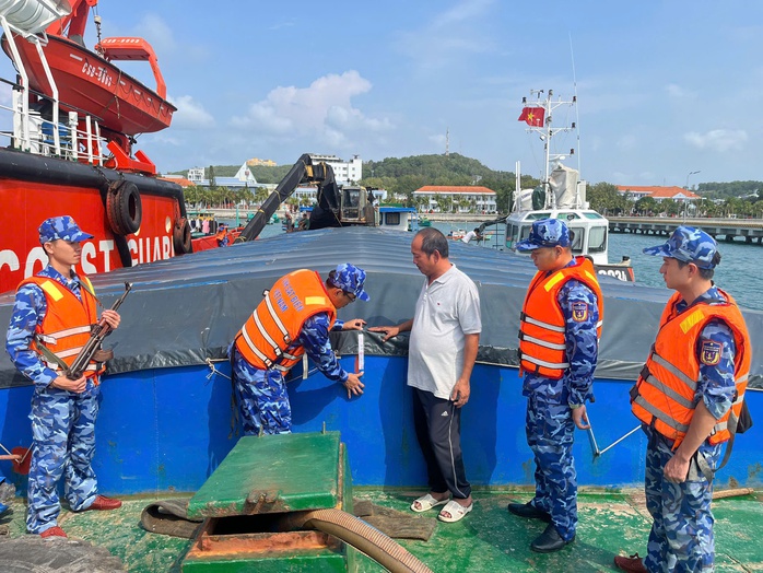 Cảnh sát biển ở Phú Quốc bắt vụ vận chuyển hơn 100 tấn phân bón- Ảnh 2. Cảnh sát biển ở Phú Quốc bắt vụ vận chuyển hơn 100 tấn phân bón- Ảnh 2.