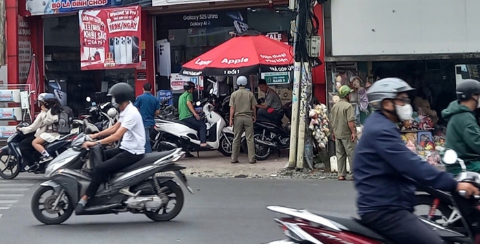 TP HCM: Truy bắt nam thanh niên xông vào cửa hàng cướp tiền- Ảnh 1. TP HCM: Truy bắt nam thanh niên xông vào cửa hàng cướp tiền- Ảnh 1.