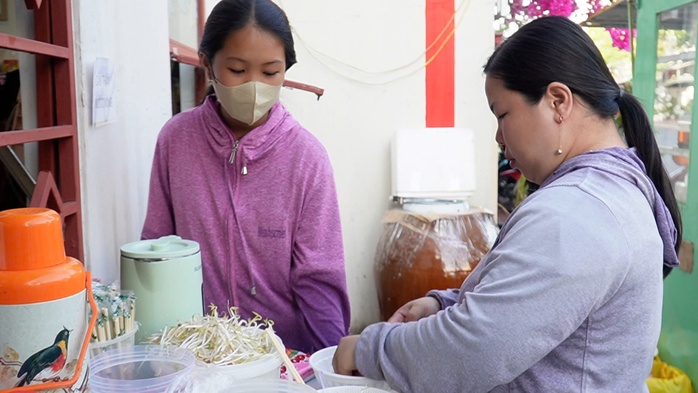 VIDEO: Ấm lòng những tô mì 1.000 đồng ở Cà Mau- Ảnh 2. VIDEO: Ấm lòng những tô mì 1.000 đồng ở Cà Mau- Ảnh 2.