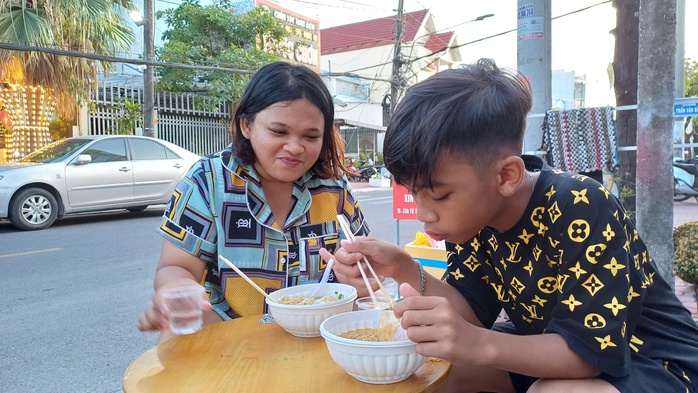 VIDEO: Ấm lòng những tô mì 1.000 đồng ở Cà Mau- Ảnh 5. VIDEO: Ấm lòng những tô mì 1.000 đồng ở Cà Mau- Ảnh 5.
