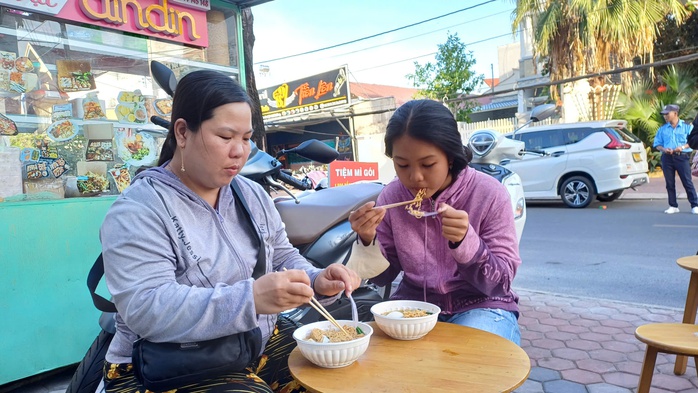 VIDEO: Ấm lòng những tô mì 1.000 đồng ở Cà Mau- Ảnh 4. VIDEO: Ấm lòng những tô mì 1.000 đồng ở Cà Mau- Ảnh 4.