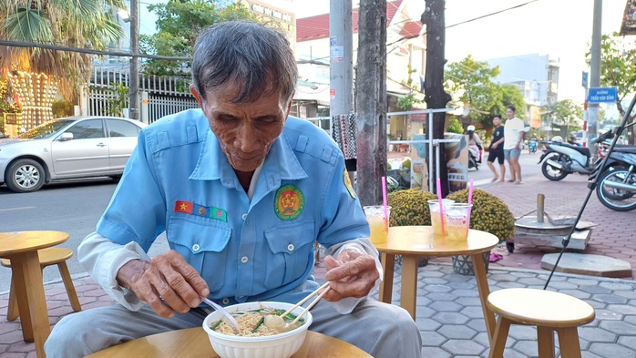 VIDEO: Ấm lòng những tô mì 1.000 đồng ở Cà Mau- Ảnh 6. VIDEO: Ấm lòng những tô mì 1.000 đồng ở Cà Mau- Ảnh 6.