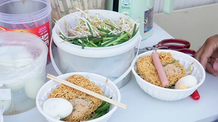 VIDEO: Ấm lòng những tô mì 1.000 đồng ở Cà Mau- Ảnh 7. VIDEO: Ấm lòng những tô mì 1.000 đồng ở Cà Mau- Ảnh 7.