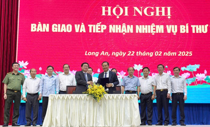Ông Nguyễn Văn Được phát biểu xúc động khi bàn giao nhiệm vụ Bí thư Tỉnh ủy Long An- Ảnh 1. Ông Nguyễn Văn Được phát biểu xúc động khi bàn giao nhiệm vụ Bí thư Tỉnh ủy Long An- Ảnh 1.