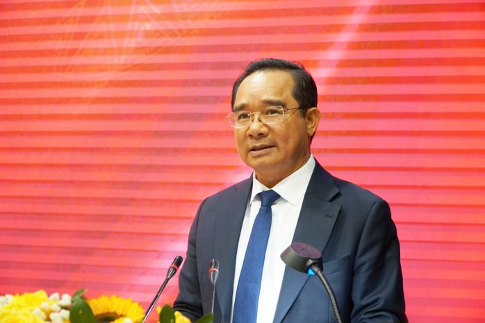 Ông Nguyễn Văn Được phát biểu xúc động khi bàn giao nhiệm vụ Bí thư Tỉnh ủy Long An- Ảnh 2. Ông Nguyễn Văn Được phát biểu xúc động khi bàn giao nhiệm vụ Bí thư Tỉnh ủy Long An- Ảnh 2.