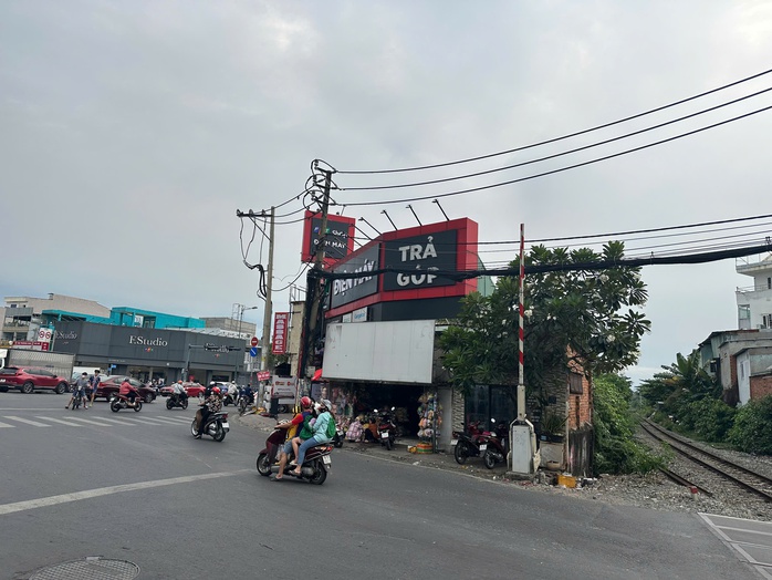 TP HCM: Danh tính người cầm dao xông vào cửa hàng cướp tiền- Ảnh 1. TP HCM: Danh tính người cầm dao xông vào cửa hàng cướp tiền- Ảnh 1.