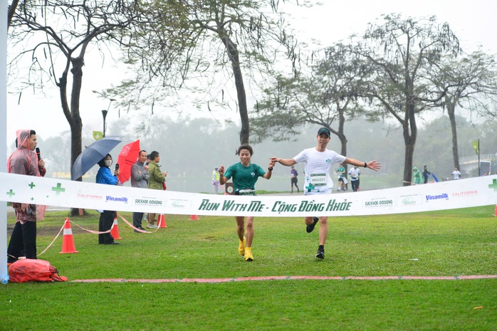 Hơn 1.000 người tham gia giải chạy “Run With Me - Cộng Đồng Khỏe”- Ảnh 8. Hơn 1.000 người tham gia giải chạy “Run With Me - Cộng Đồng Khỏe”- Ảnh 8.