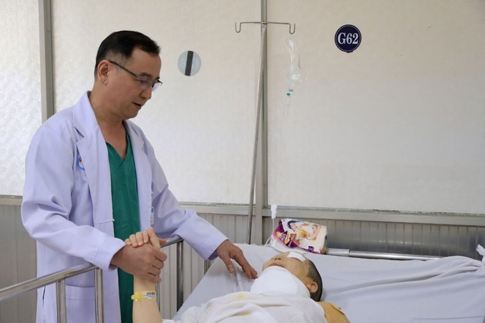 TS-BS Ngô Đức Hiệp, Trưởng Khoa Phỏng - Tạo hình Bệnh viện Chợ Rẫy, thăm khám cho bệnh nhân. Ảnh: NGỌC QUÝ TS-BS Ngô Đức Hiệp, Trưởng Khoa Phỏng - Tạo hình Bệnh viện Chợ Rẫy, thăm khám cho bệnh nhân. Ảnh: NGỌC QUÝ