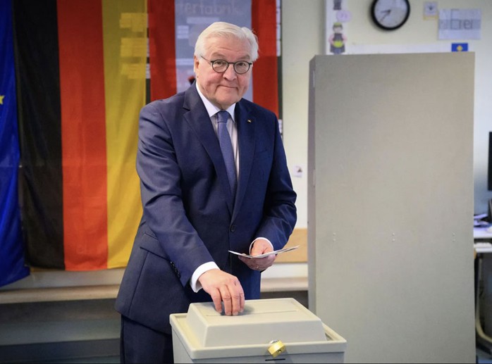 Tổng thống Đức Frank-Walter Steinmeier bỏ phiếu ở Zehlendorf ngày 23-2. Ảnh: DPA Tổng thống Đức Frank-Walter Steinmeier bỏ phiếu ở Zehlendorf ngày 23-2. Ảnh: DPA
