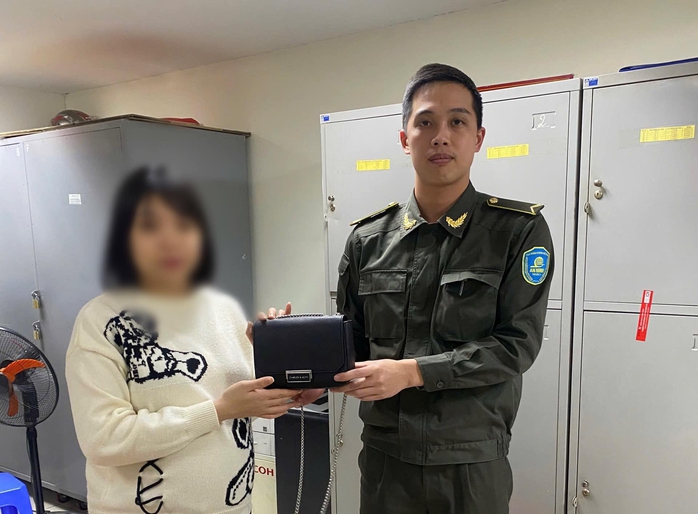 Người phụ nữ từ Nhật về quên túi đựng tiền tiết kiệm tại xe đẩy sân bay- Ảnh 4. Người phụ nữ từ Nhật về quên túi đựng tiền tiết kiệm tại xe đẩy sân bay- Ảnh 4.