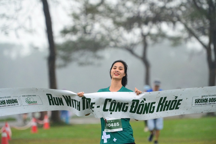 Hơn 1.000 người tham gia giải chạy “Run With Me - Cộng Đồng Khỏe”- Ảnh 10. Hơn 1.000 người tham gia giải chạy “Run With Me - Cộng Đồng Khỏe”- Ảnh 10.
