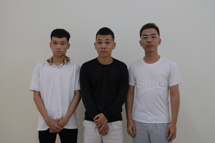 Bắt 4 đối tượng tội phạm khi vừa từ nước ngoài trở về Việt Nam
- Ảnh 1. Bắt 4 đối tượng tội phạm khi vừa từ nước ngoài trở về Việt Nam
- Ảnh 1.