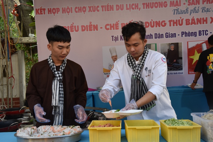 VIDEO: Xếp hàng dài chờ thưởng thức miễn phí bánh củ cải Bạc Liêu - Ảnh 11. VIDEO: Xếp hàng dài chờ thưởng thức miễn phí bánh củ cải Bạc Liêu - Ảnh 11.
